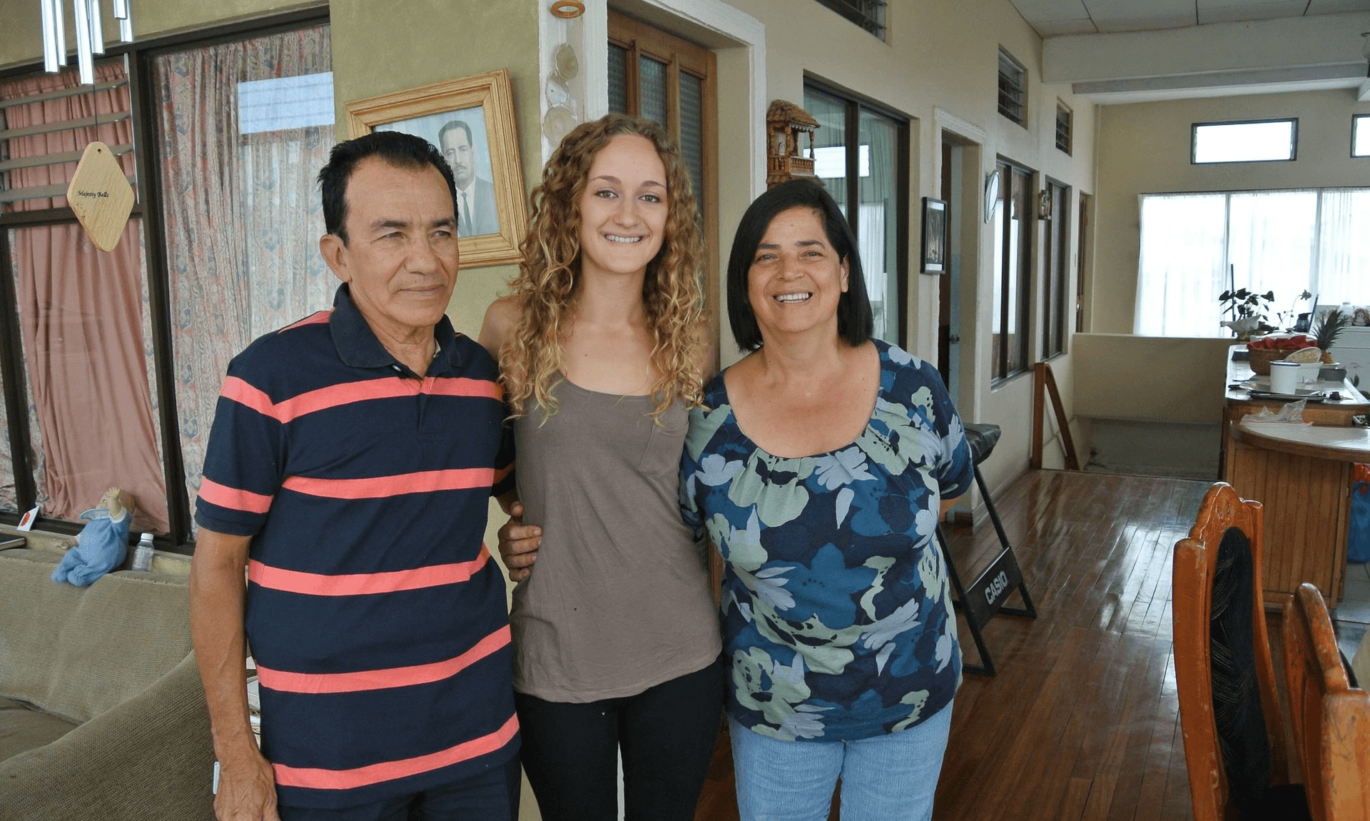 Schüler mit seiner Gastfamilie in Costa Rica im häuslichen Umfeld, Sinnbild für Integration und Alltag im Schulsystem Costa Rica.